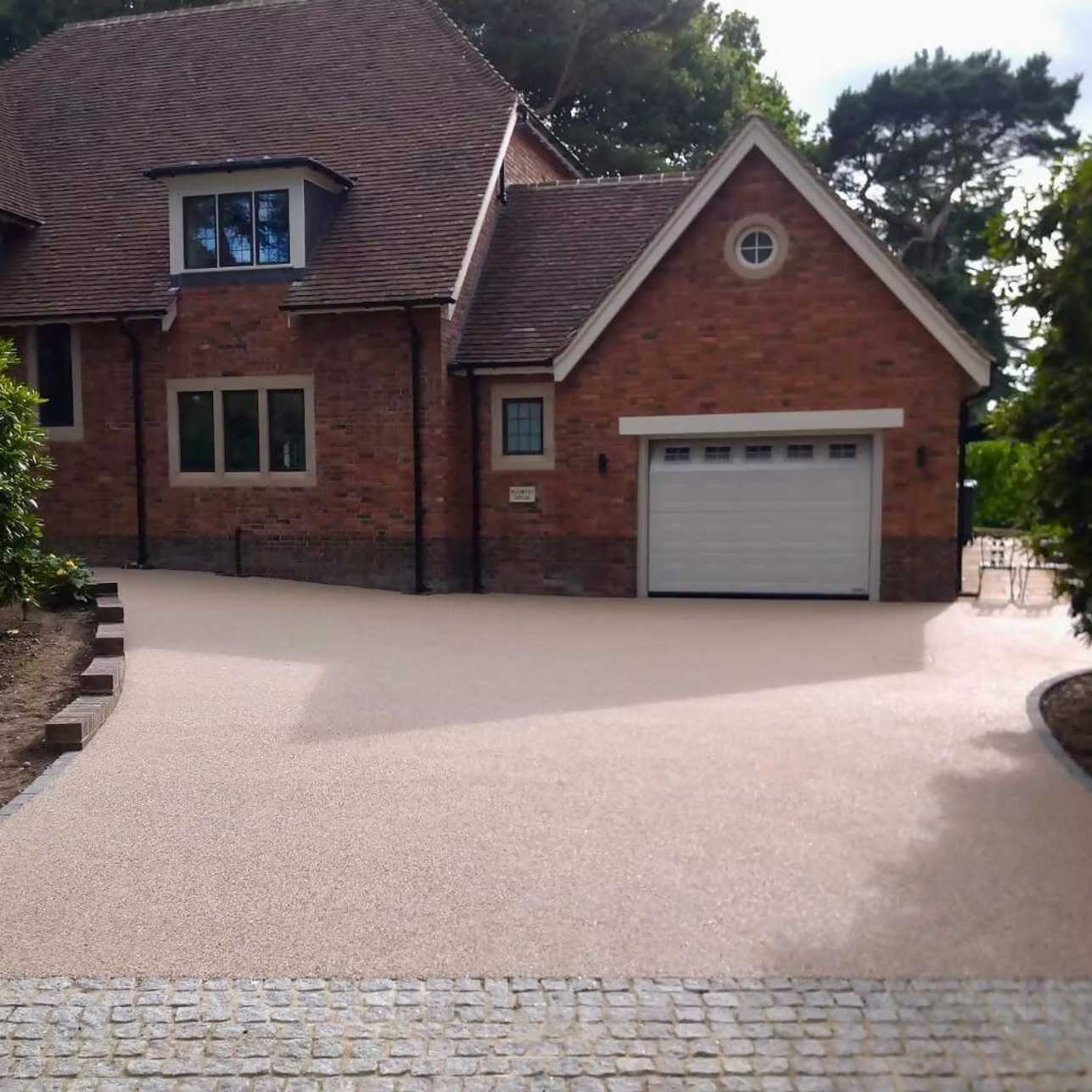 Resin bound surfacing for homes and driveways